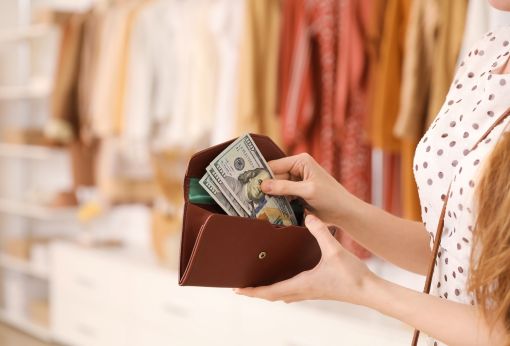 お財布からお金を出す女性の手
