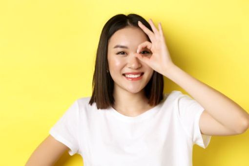 OKサインをする女性